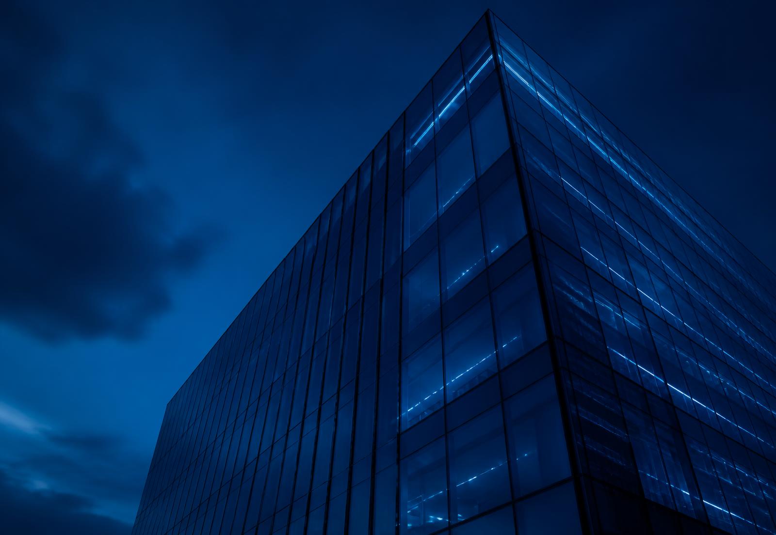Edifício corporativo envidraçado ao anoitecer